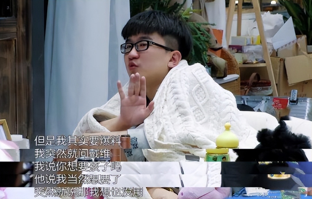 谭维维被曝当妈疑生龙凤胎！和老公抱两娃出街，一家四口温馨同框