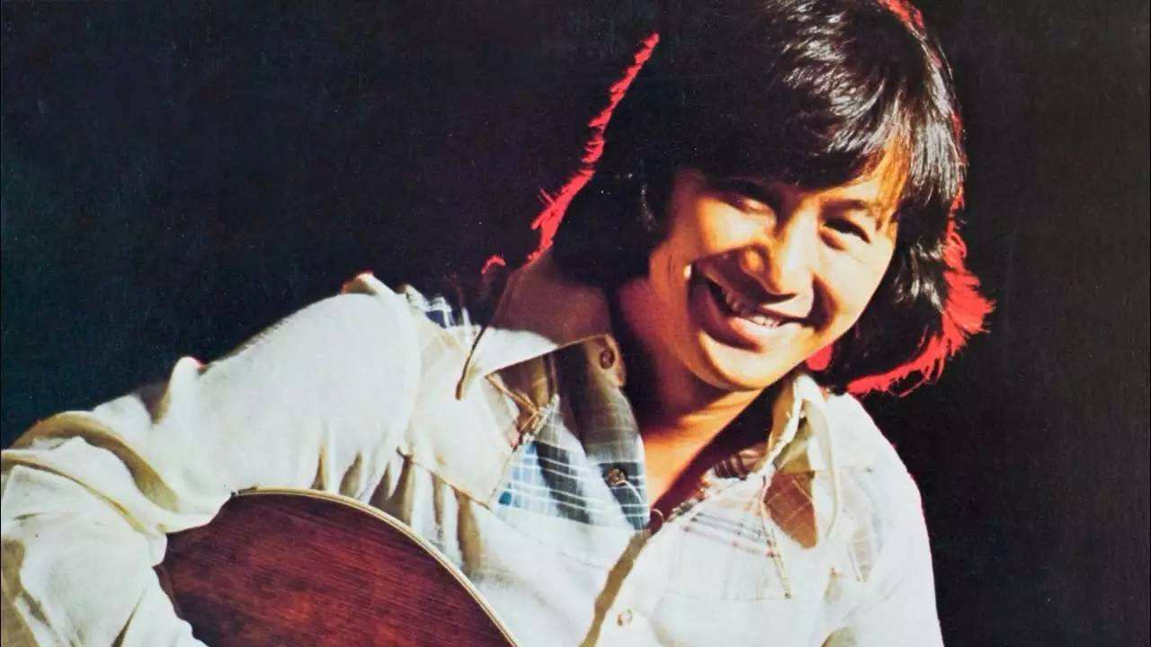 74歲的許冠傑看似輕鬆曬全家福！