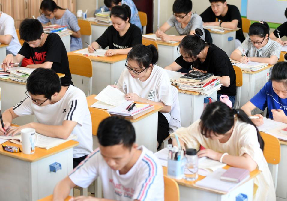 2022浙江“首次高考”来了，57万考生奔赴考场，网友评论却一边倒