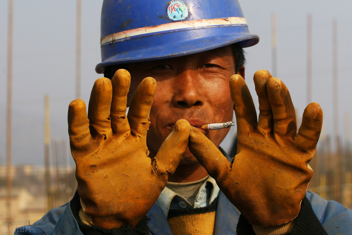 24岁外国美女爱上了45岁民工大叔;婚后坦言:跟着他睡工地也幸福