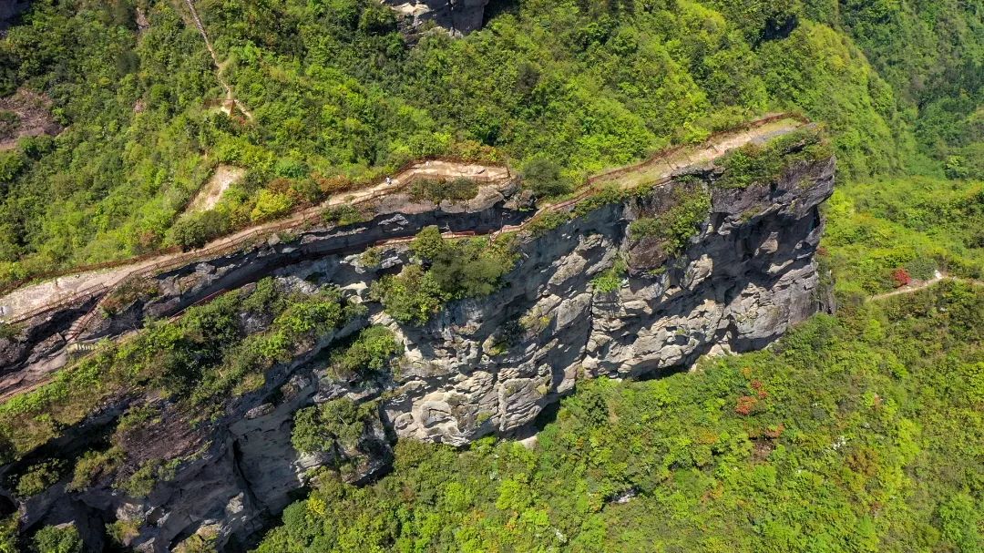 龙骨寨以其雄奇险峻,佛教文化历史悠久著称