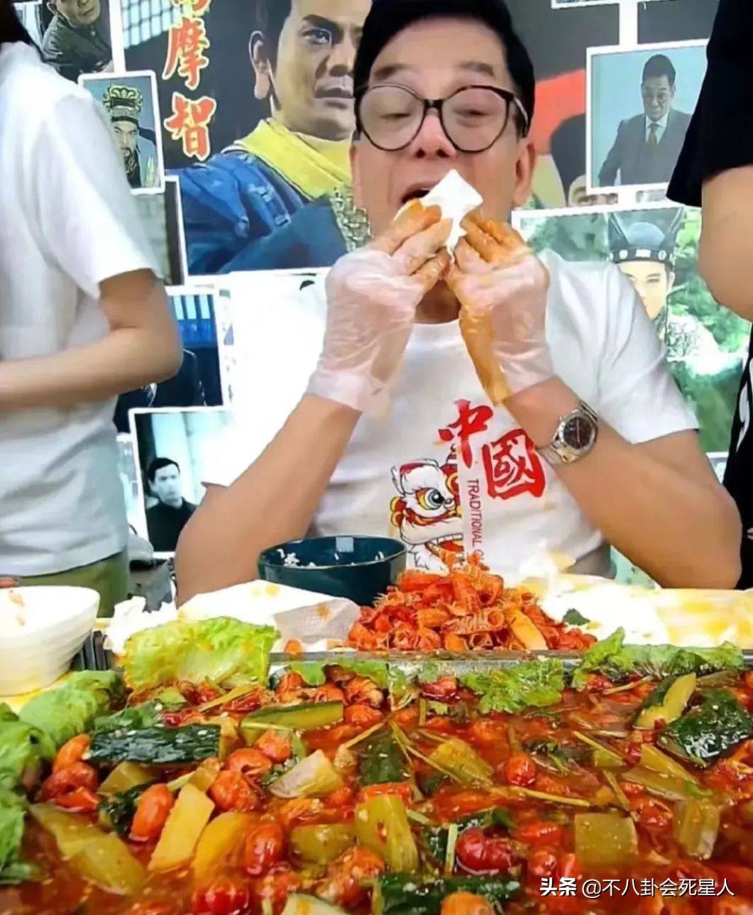 落魄商演，千元付费聊天，这些港星在内地表面缺钱，实际身家不菲