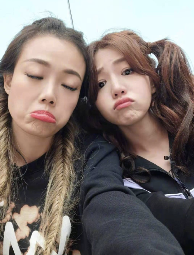 Twins霍汶希为42岁容祖儿庆生，相拥献吻姐妹情深，陈妍希送祝福