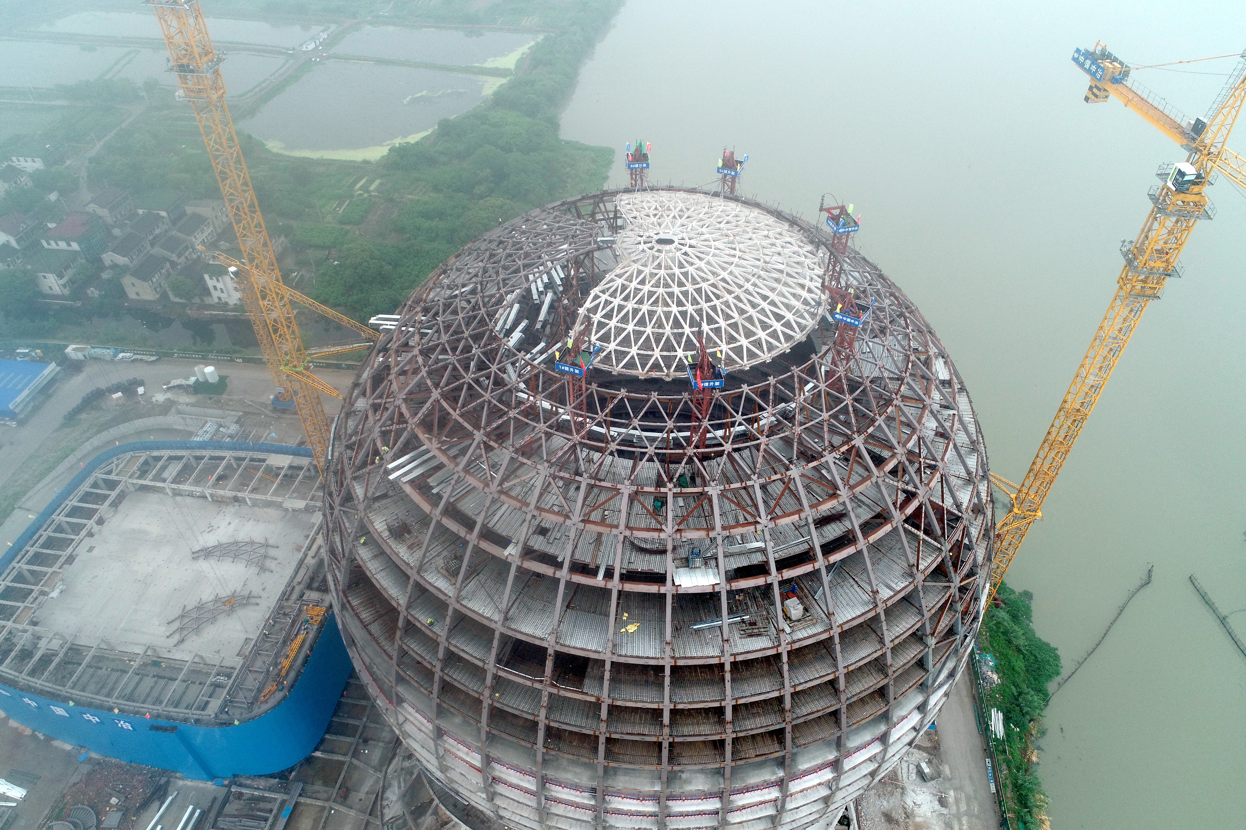 中國五冶集團圓滿完成世界最大球體建筑鋼結構穹頂提升作業