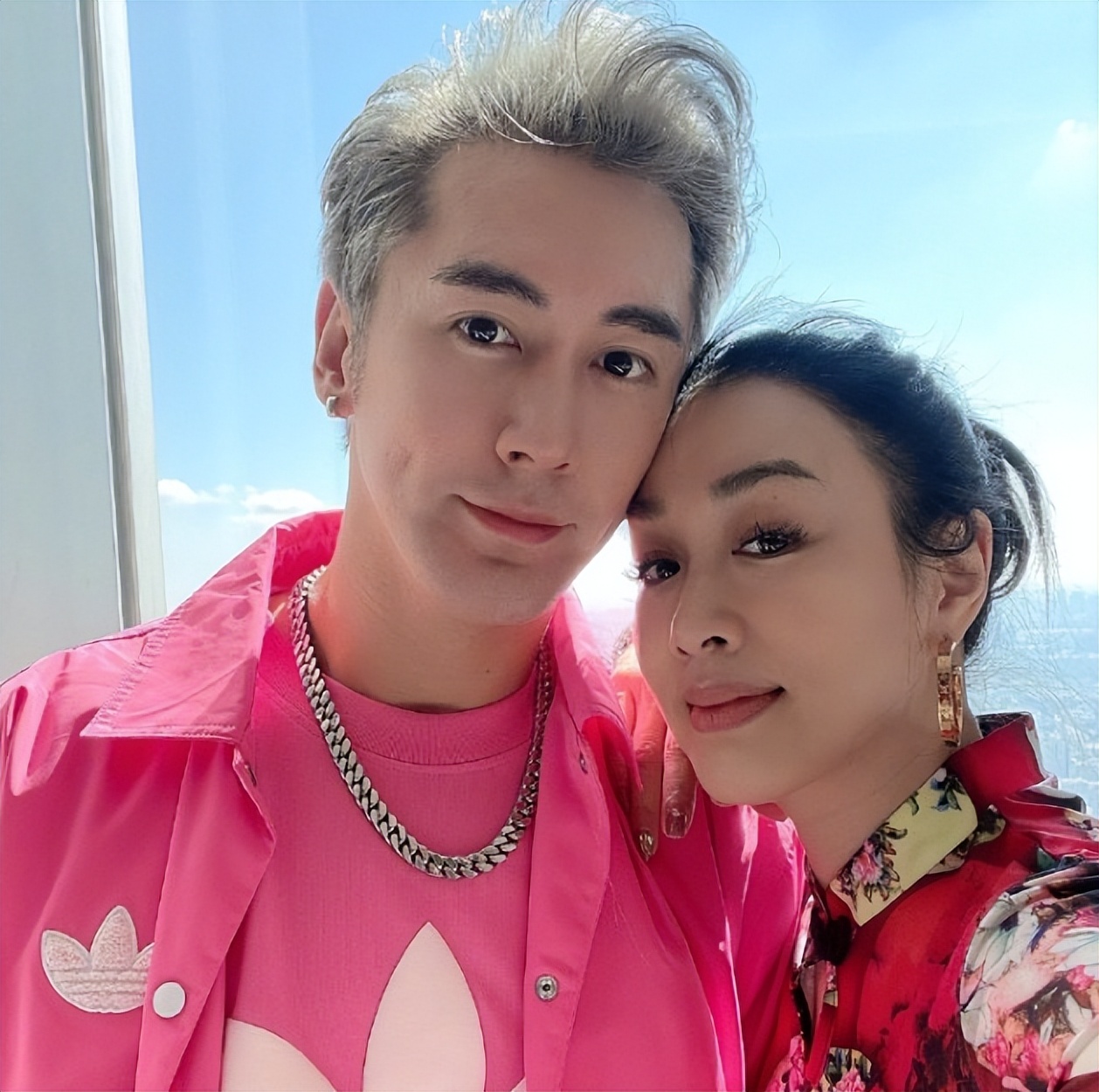 钟丽缇晒照为老公庆生，两女儿身高超妈妈，张伦硕搂着妻女好幸福