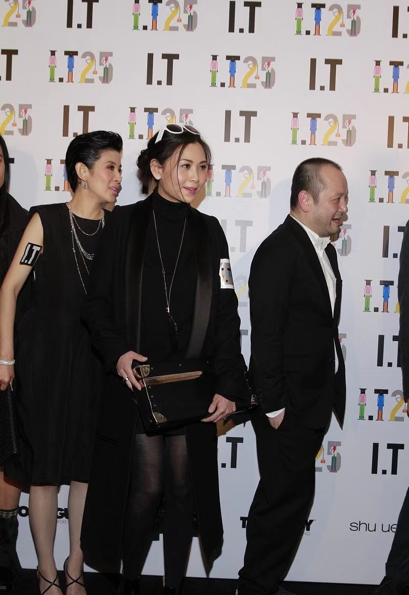 邱淑贞罕见携夫亮相，颜值冻龄似吃防腐剂，豪门丈夫半秃头像爸