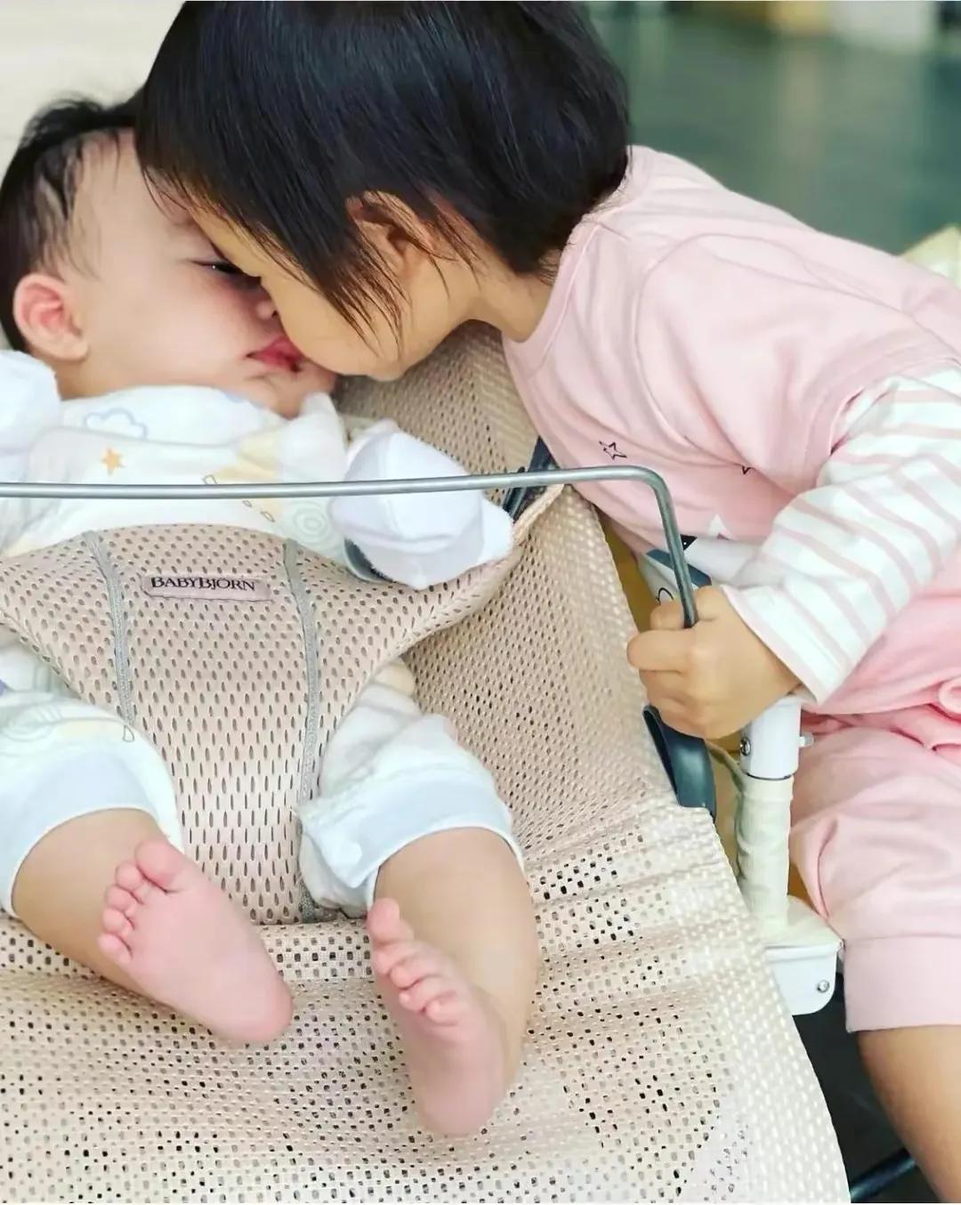 罗仲谦晒照为女儿庆生，2岁小珍珠愈发漂亮可爱，和爸妈互动有爱