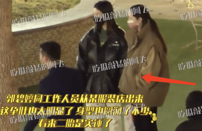 向太一家五口外出就餐，郭碧婷向佐牵手走出，女儿扎冲天辫萌态足