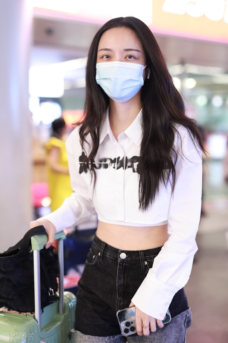 街拍：李莎旻子白色字母印花衬衫+破洞阔腿牛仔裤+拖鞋随性休闲