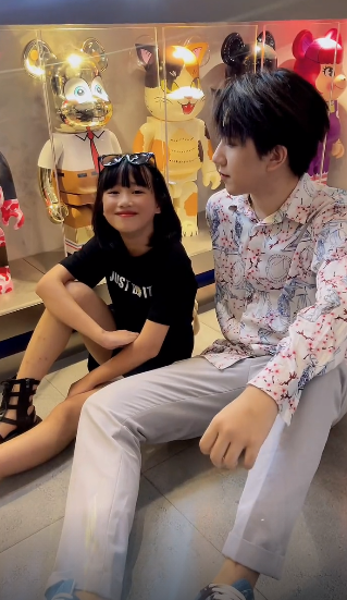 而丽姐也没有枉费哥哥张迪的照顾,她会好好学习,考个好大学,将来跟