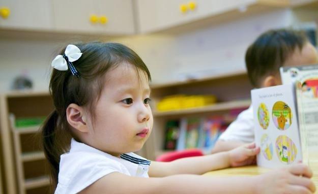 女孩一年级成绩一般，四年级逆袭成学霸，小学开始读古文有多重要