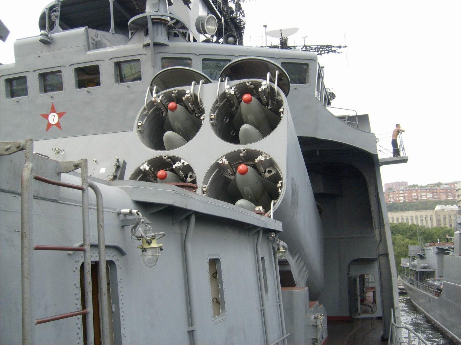 ����˹����ˮ�潢ͧ�����������������û����֮��