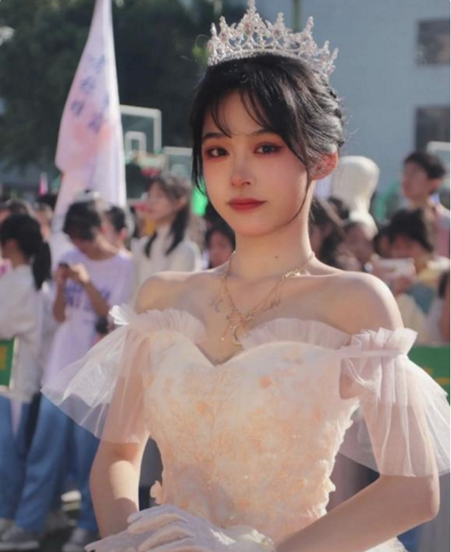 高中女生因"举牌"走红,长相漂亮,身材匀称,评论区却酸气满满