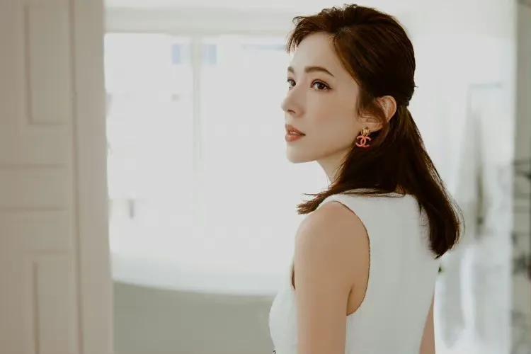 美仙许玮甯，肤色通透，绝美鼻梁，一双有魅力的眼睛，知性优雅