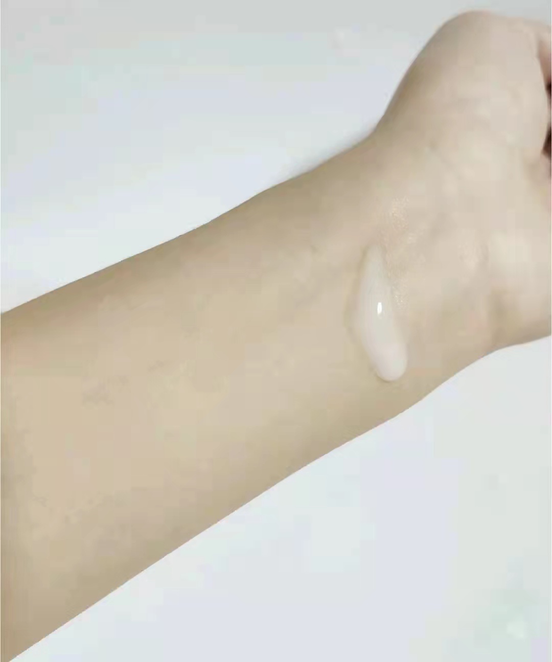 水乳不一定贵的才好用：AHC补水，雪花秀越来越便宜，你在用哪个