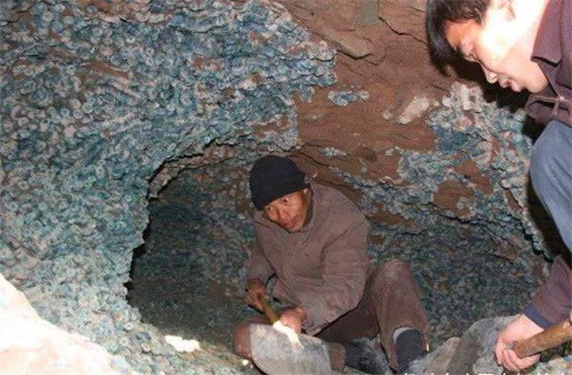 2010年，陕西华县一建筑工地，挖到“地下银行”