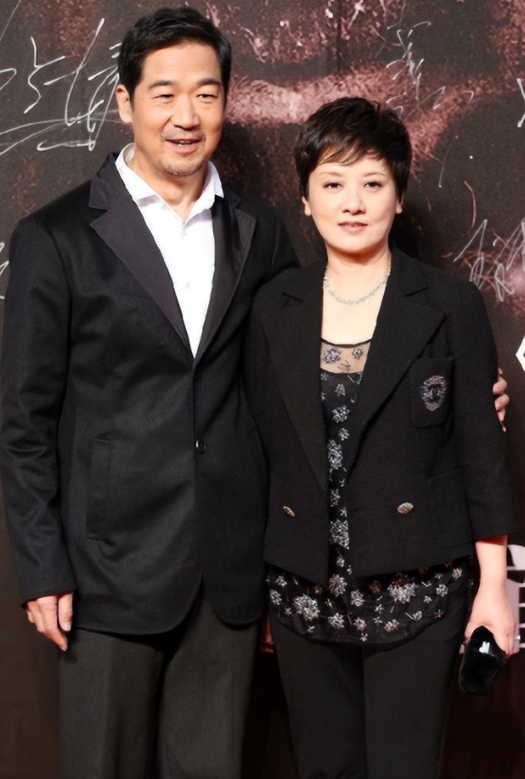 张国立携老婆走红毯,穿西装配印花衫大气又优雅,年近70也美得很