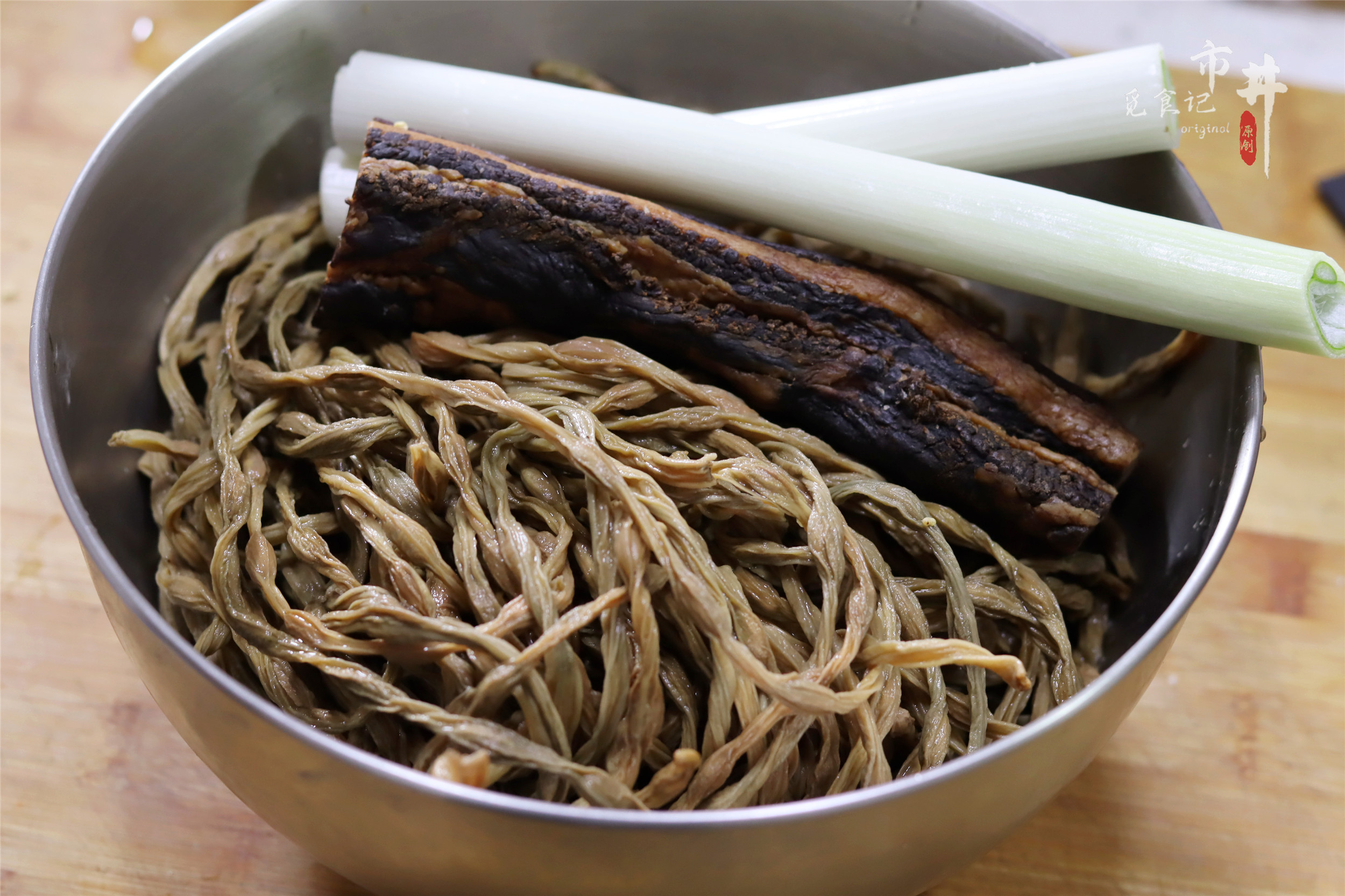 吃干豆角，要记住“先油后水”，熟得快还软乎，味道香入味好吃