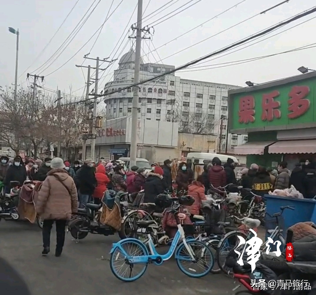 你家楼下的菜价涨了吗？天津市民超市排队采购，白菜4块钱一斤