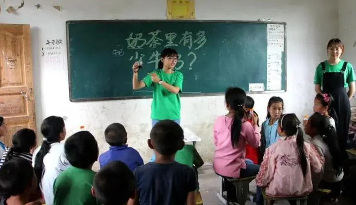 大学生到山村支教，却被认为是“折腾学生”？村支书的话引人深思