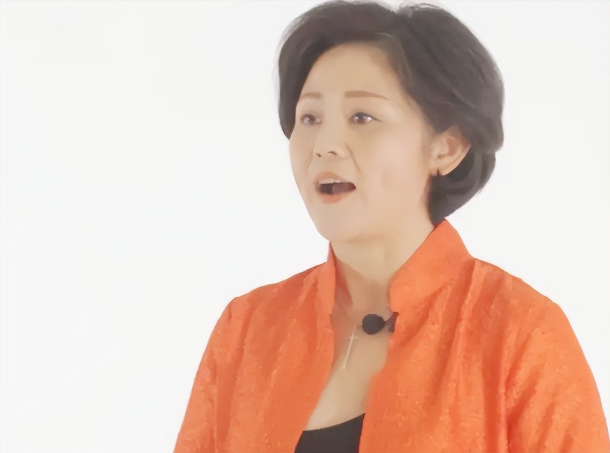 前央视主持患癌后，痛心反问：现在还有多少人过着我从前的生活