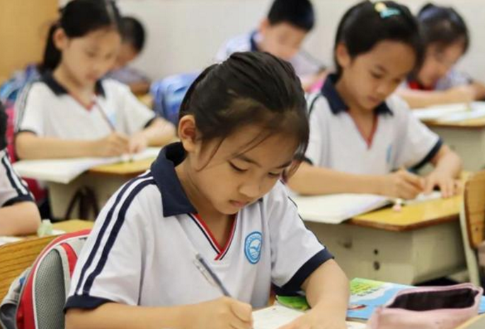 中小学迎来“好消息”，计划2022年“全面落实”？老师却坐不住了