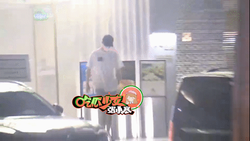 肖战独自一人吃火锅