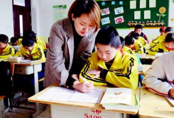 不少乡村教师反对大学生支教，直言：你们为了学分，快要毁了孩子