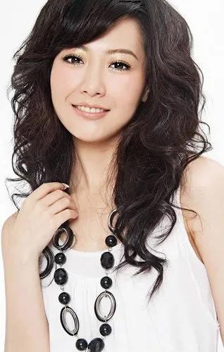 白冰：知性优雅，温婉甜美的邻家女形象非常迷人