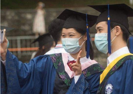 985硕士晒当公务员6年的真实收入，抱怨工资低，网友却表示很羡慕