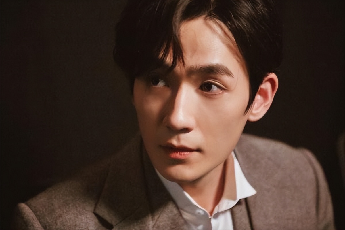 “小公爷”朱一龙，曾跑龙套10年，30岁逆袭成顶流，戏外仍未婚