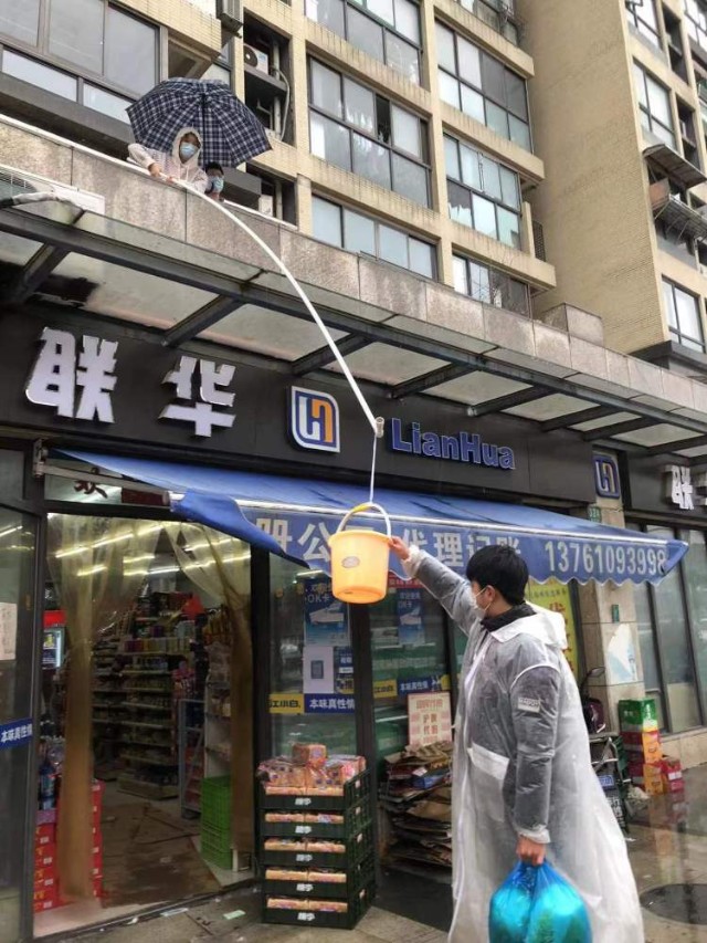 3700名太平洋中介小哥义务为居民跑腿、代买、当“大白”，还拒收红包