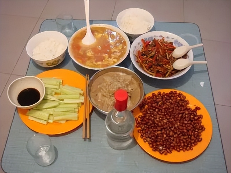 吃饭时长期喝点白酒的人，身体会出现哪些变化？是好还是坏？