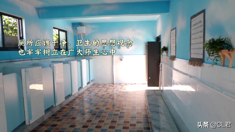 学校厕所成孩子们的“噩梦”，憋大小便是常态，整改政策来了