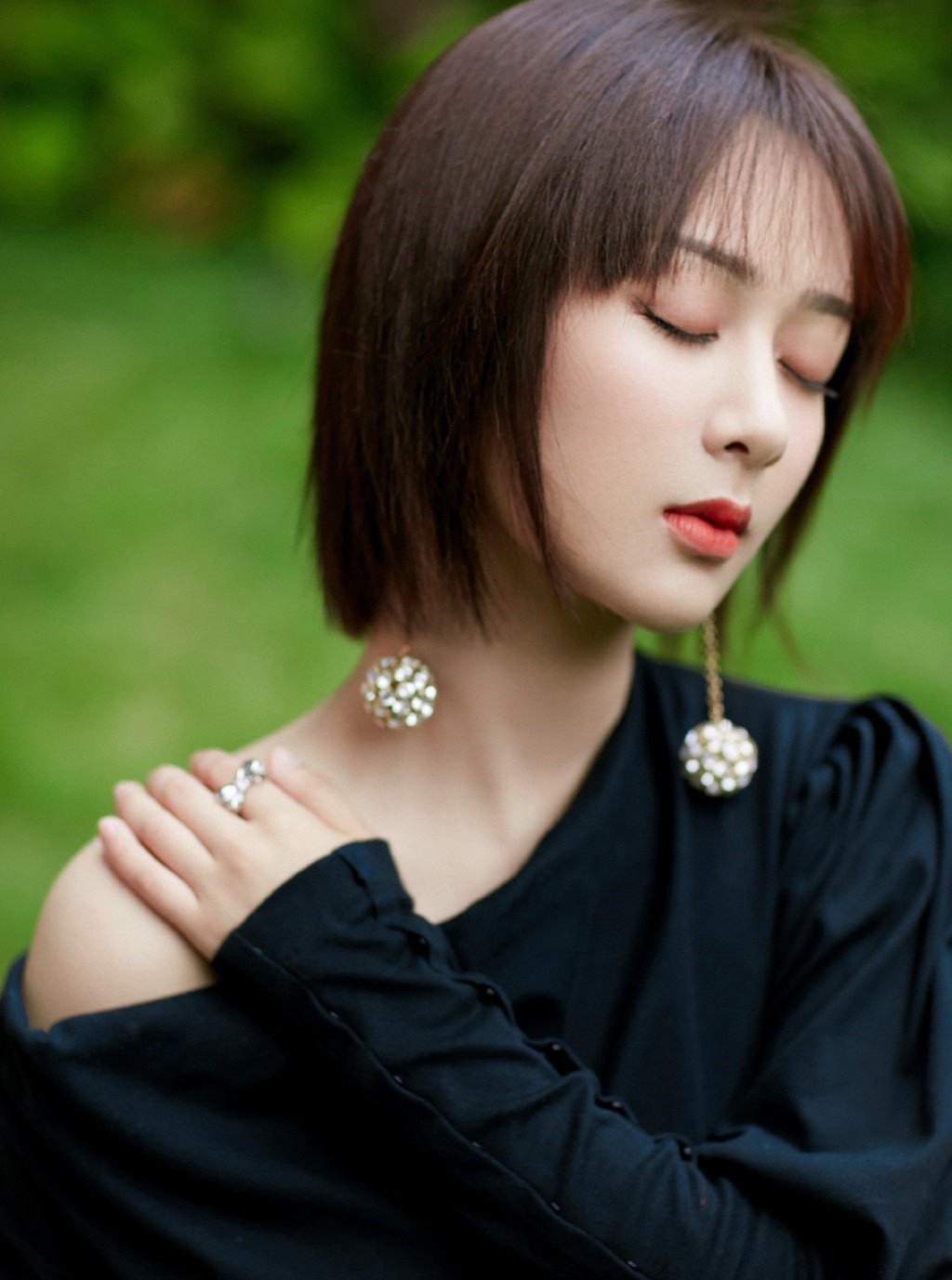 同样是“齐耳短发”，杨紫清爽减龄，迪丽热巴让人不忍直视