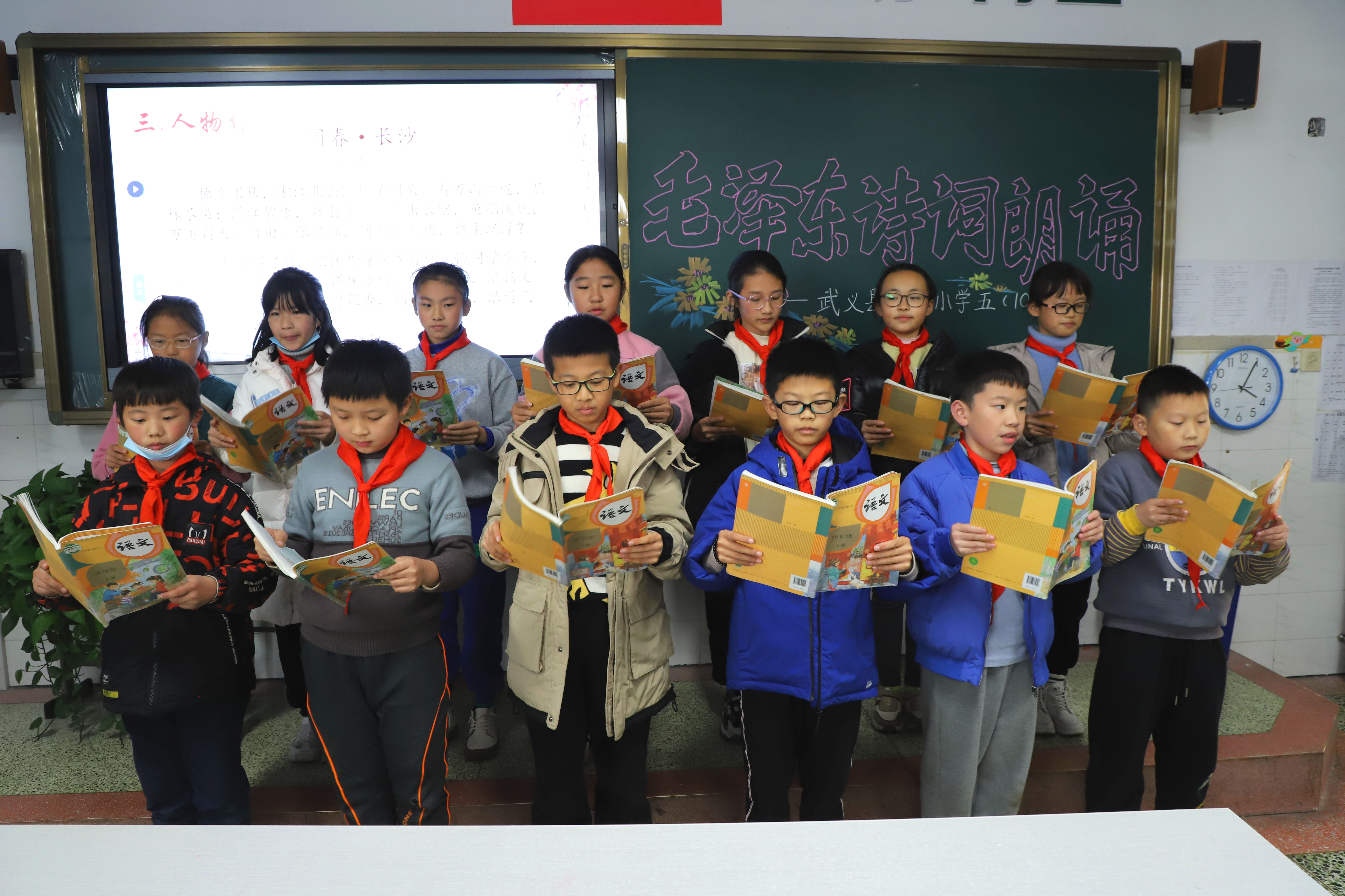 金华市武义实验小学师生们用多种方式纪念毛泽东同志诞辰128周年