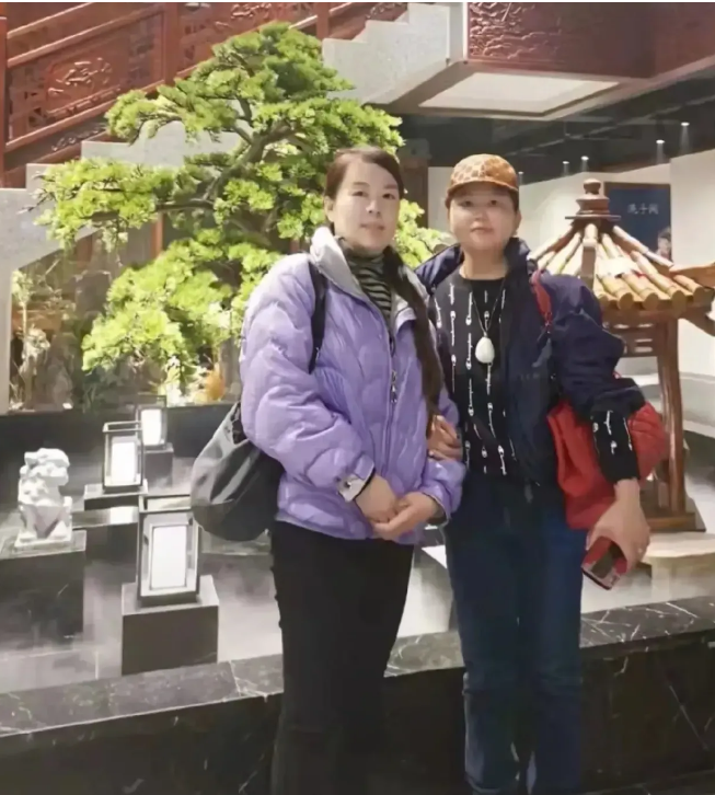 田静给婆婆买新衣服，这件羽绒服才258元，许敏：不想让她太破费