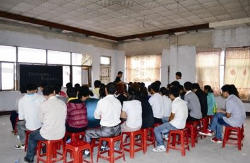 为报复丈夫，妻子将其诓进传销组织，丈夫逃出时已被打成小脑萎缩