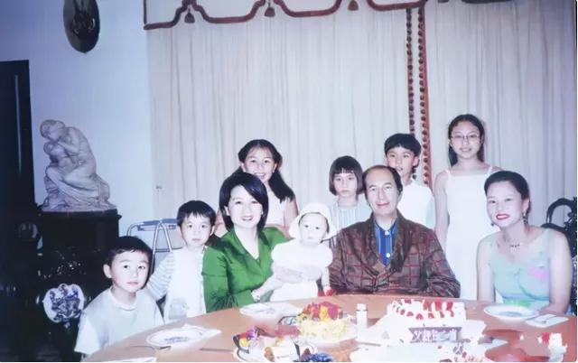 赌王千金何超莲：从小觉得自己很穷，豪门里的低姿态是门必修功课