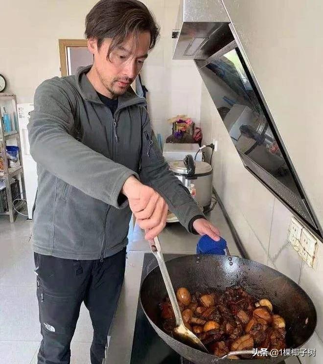 原来明星不上镜的时候 都是这么不修边幅