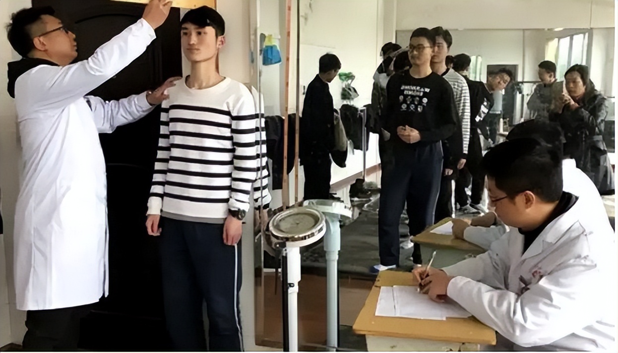 高考体检需要“一丝不挂”？学生扭捏且表示尴尬，体检医生很无奈