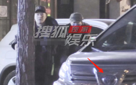 郝蕾开近百万车带男友玩乐，男方身形魁梧太惹眼，两人饭桌上腻歪