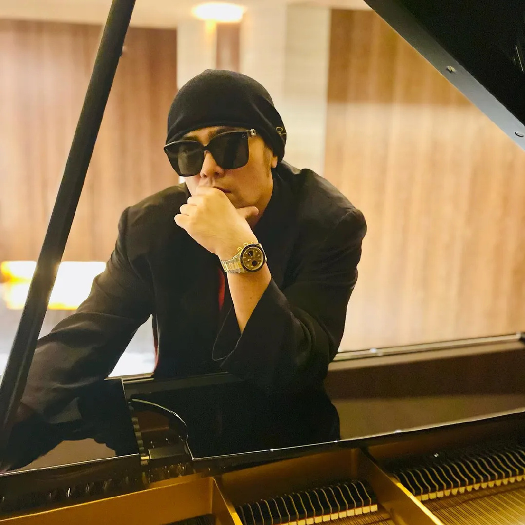 周杰伦愚人节NFT被盗，损失近300万，带儿子散心调节情绪画风有爱