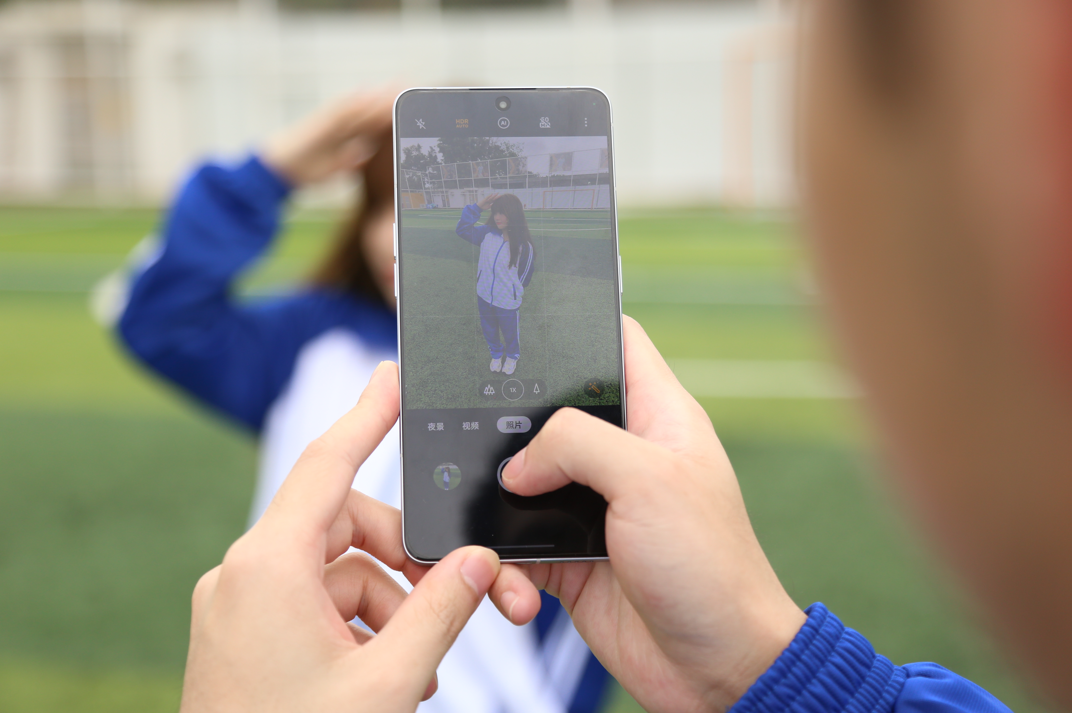 从单人到合影，怎么用手机拍出难忘毕业照？规避这些雷区很重要