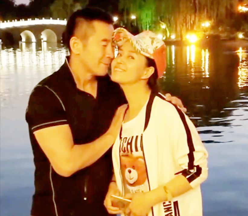 于莉红：两本日记见证浪漫爱情，为事业错过生宝宝，53岁仍期待