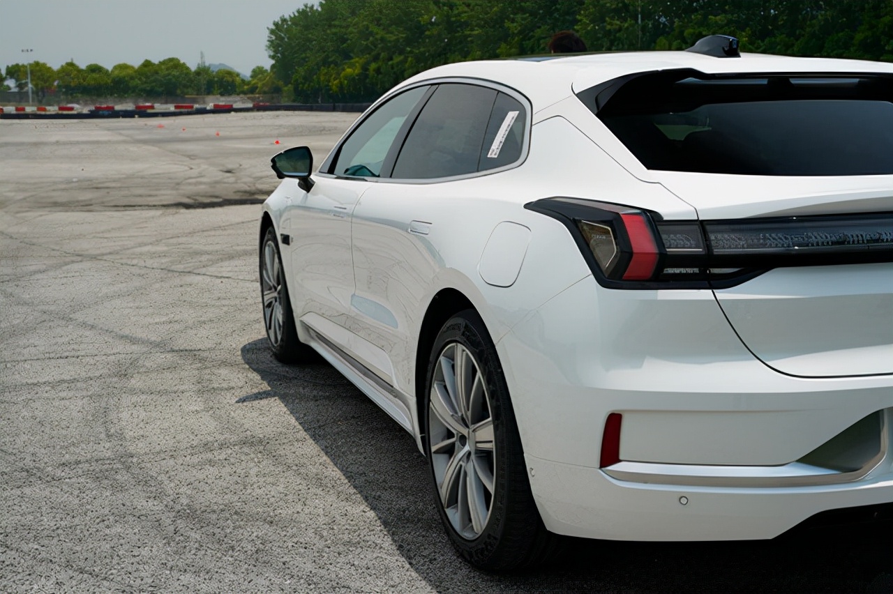 吉利又造了一台帕拉梅拉！2米宽5米长，3.8秒破百，悬架可调