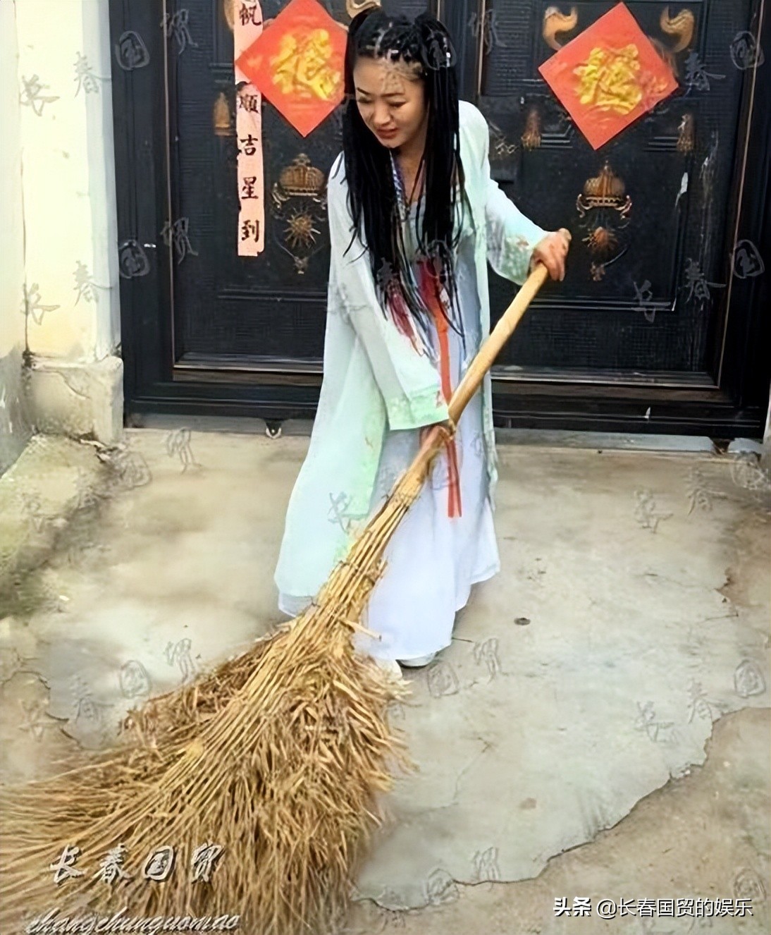 古装女粉丝在大衣哥家门口扫地，被质疑自我炒作蹭流量