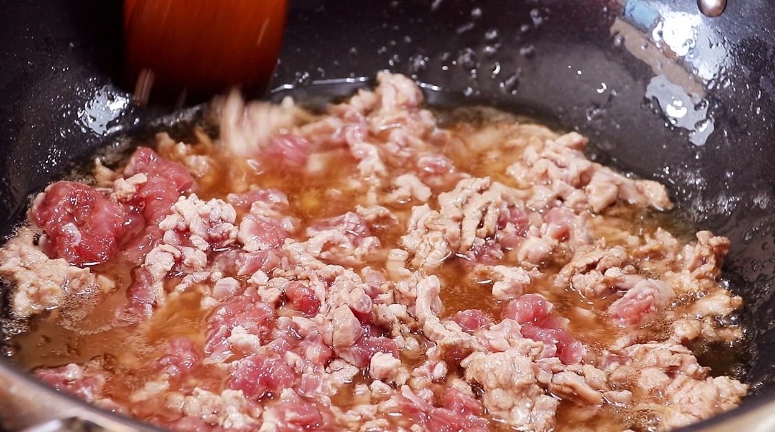 一道过年必备万能酱，一次做10斤，保存一个月不坏，拌饭拌面好吃