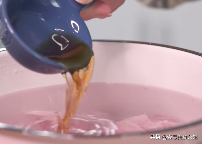 香辣版本的酸汤五花肉，酸辣爽口，肉嫩味美，吃了一次还想吃