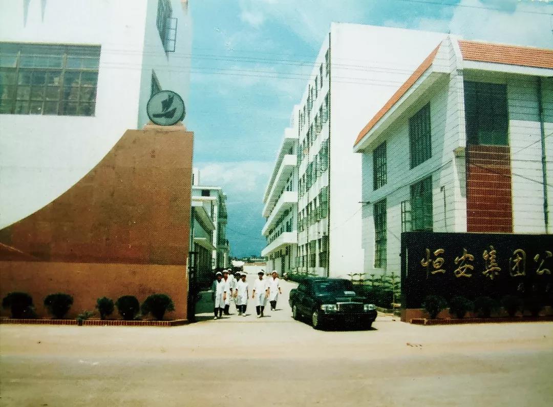 从白手起家到“福建首富”，被人尊称为“商业教父”，齐名曹德旺